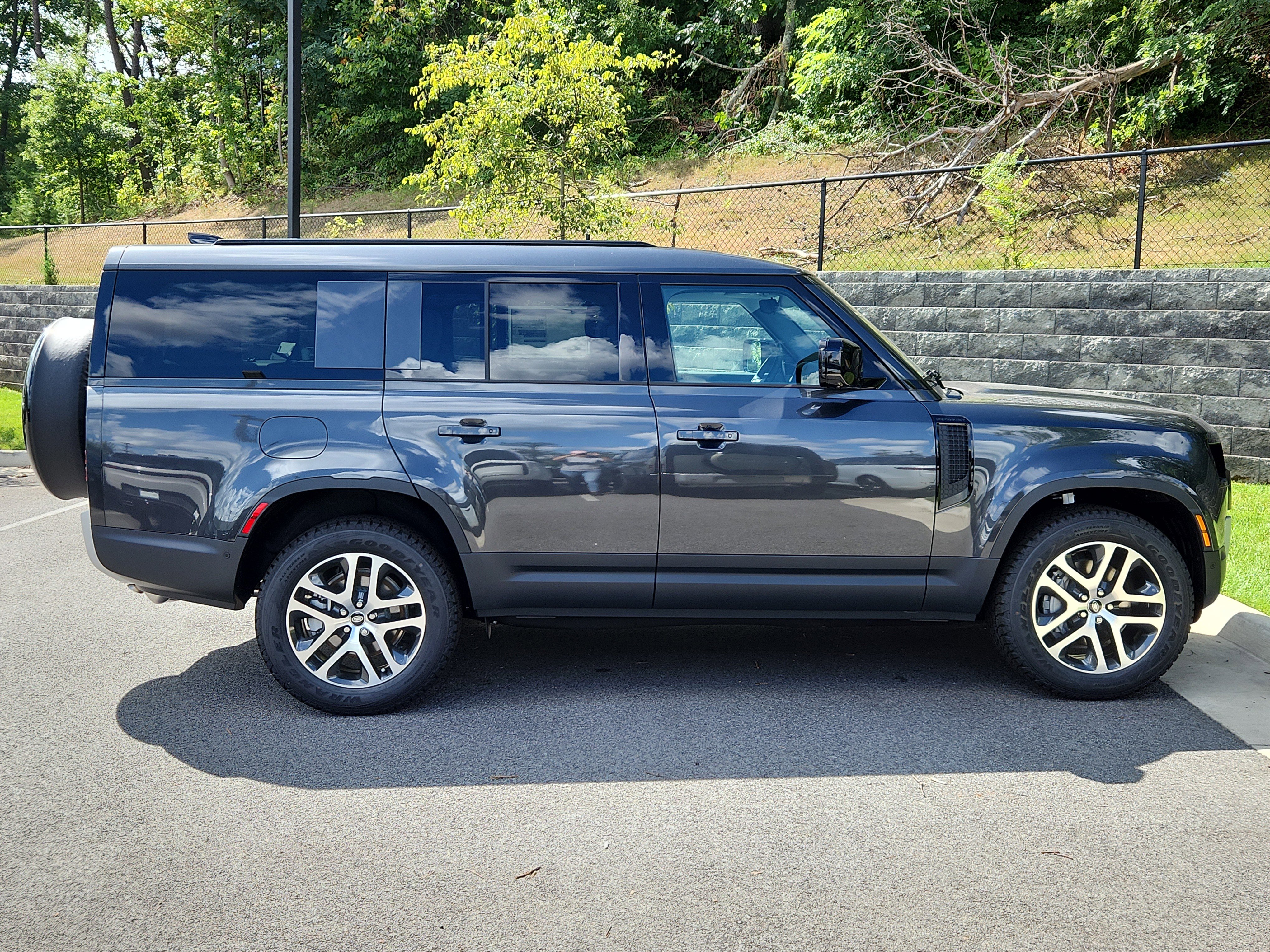 Used 2025 Land Rover Defender 130 S image 11