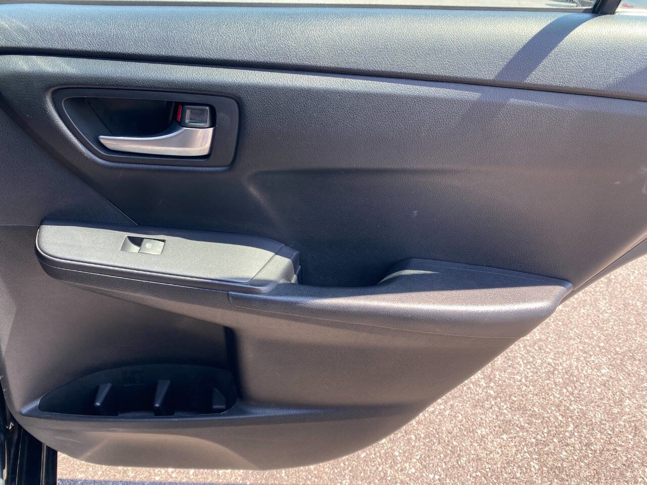 Used 2016 Toyota Camry SE FWD image 28