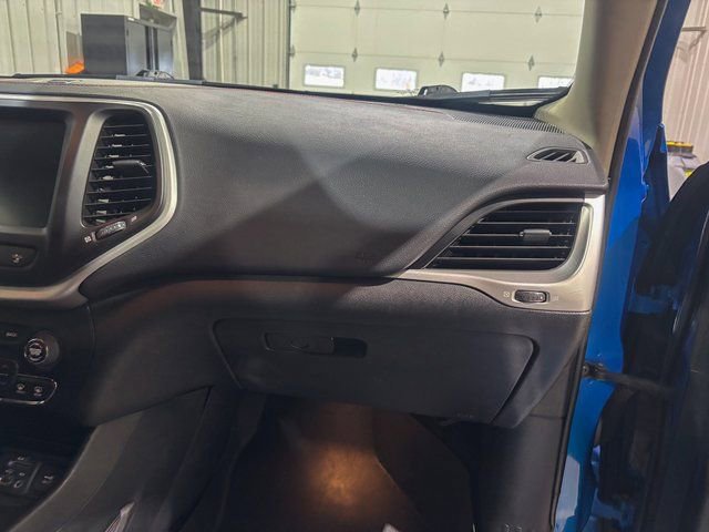 Used 2017 Jeep Cherokee Trailhawk image 25