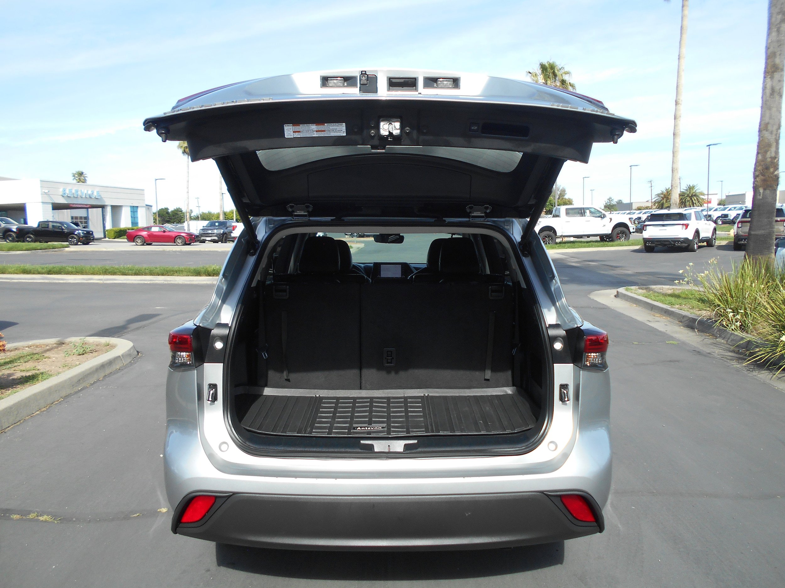 Used 2021 Toyota Highlander XLE AWD/4WD image 7