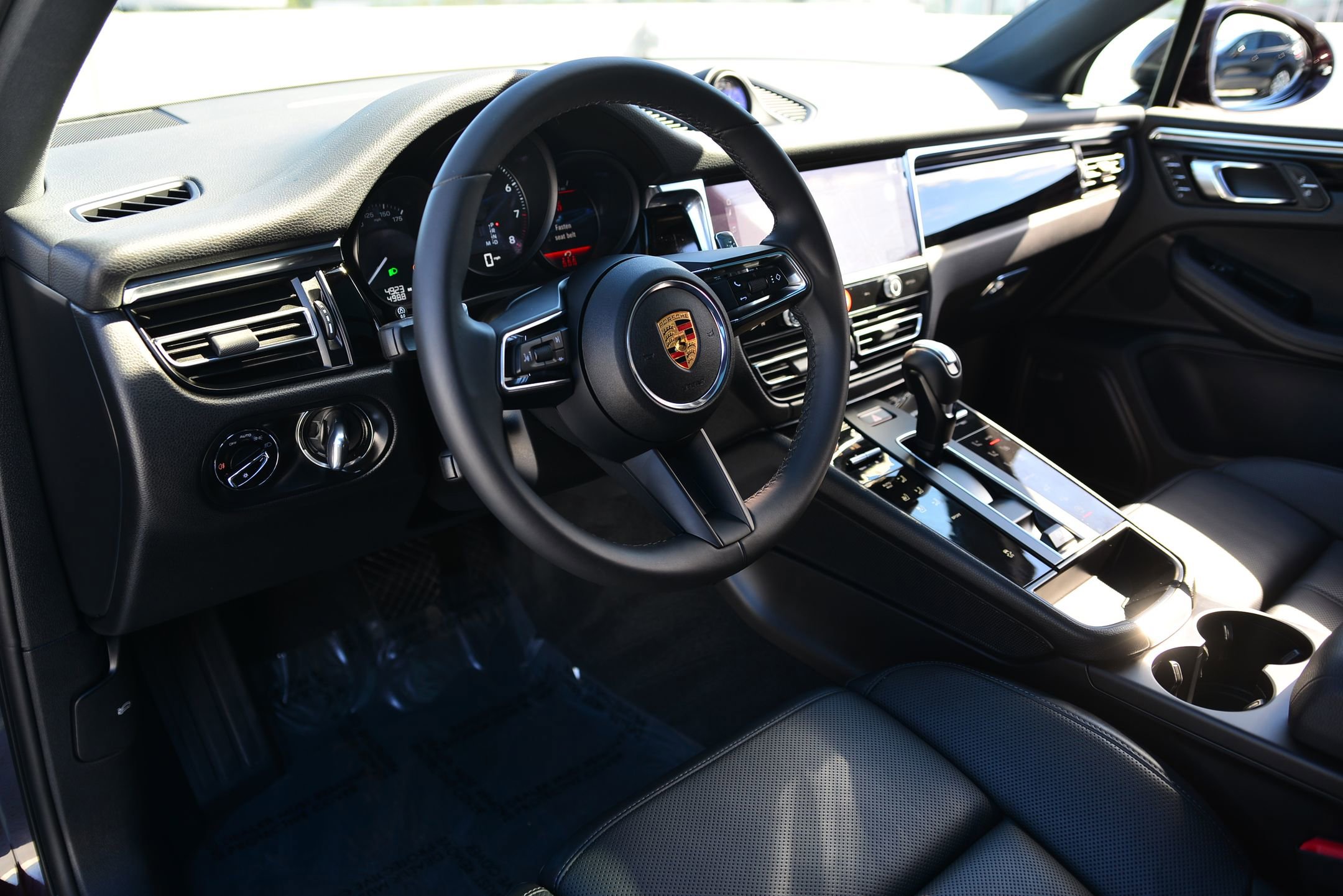 Certified 2025 Porsche Macan image 4