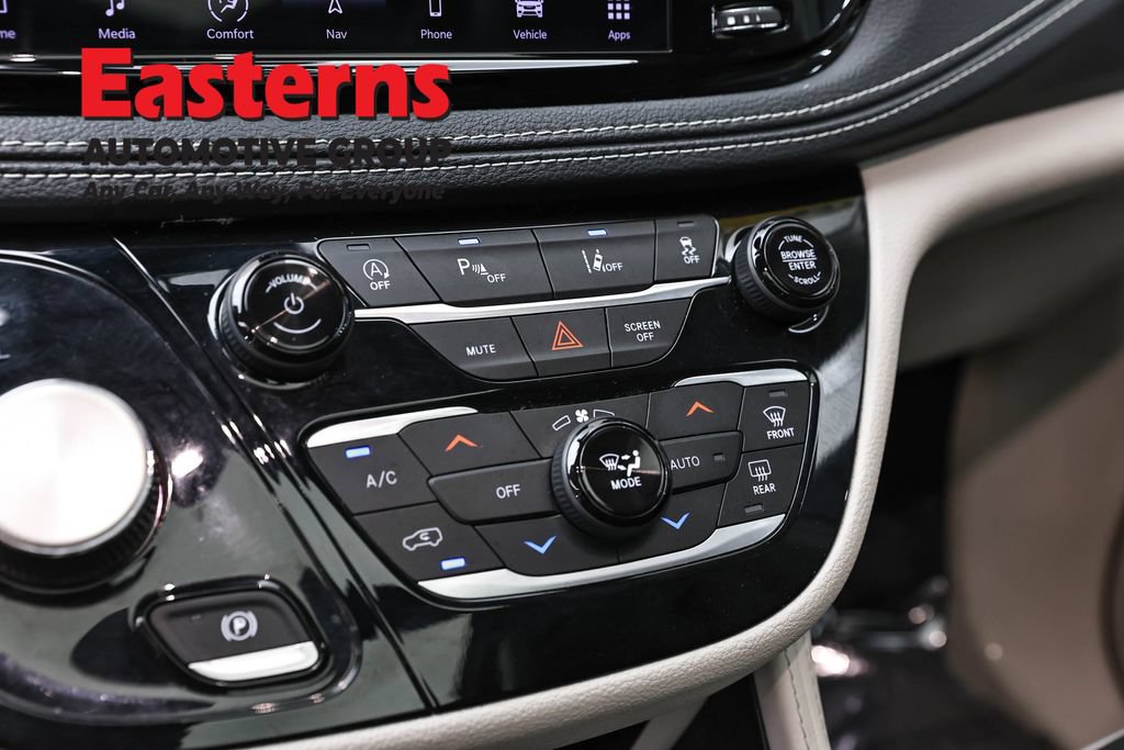 Used 2023 Chrysler Pacifica Limited FWD image 19