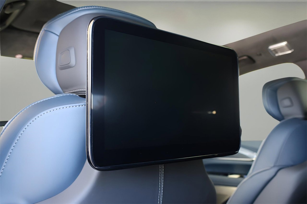 New 2025 Cadillac Escalade IQ Luxury 2 w/ LPO, Radiant Package image 17