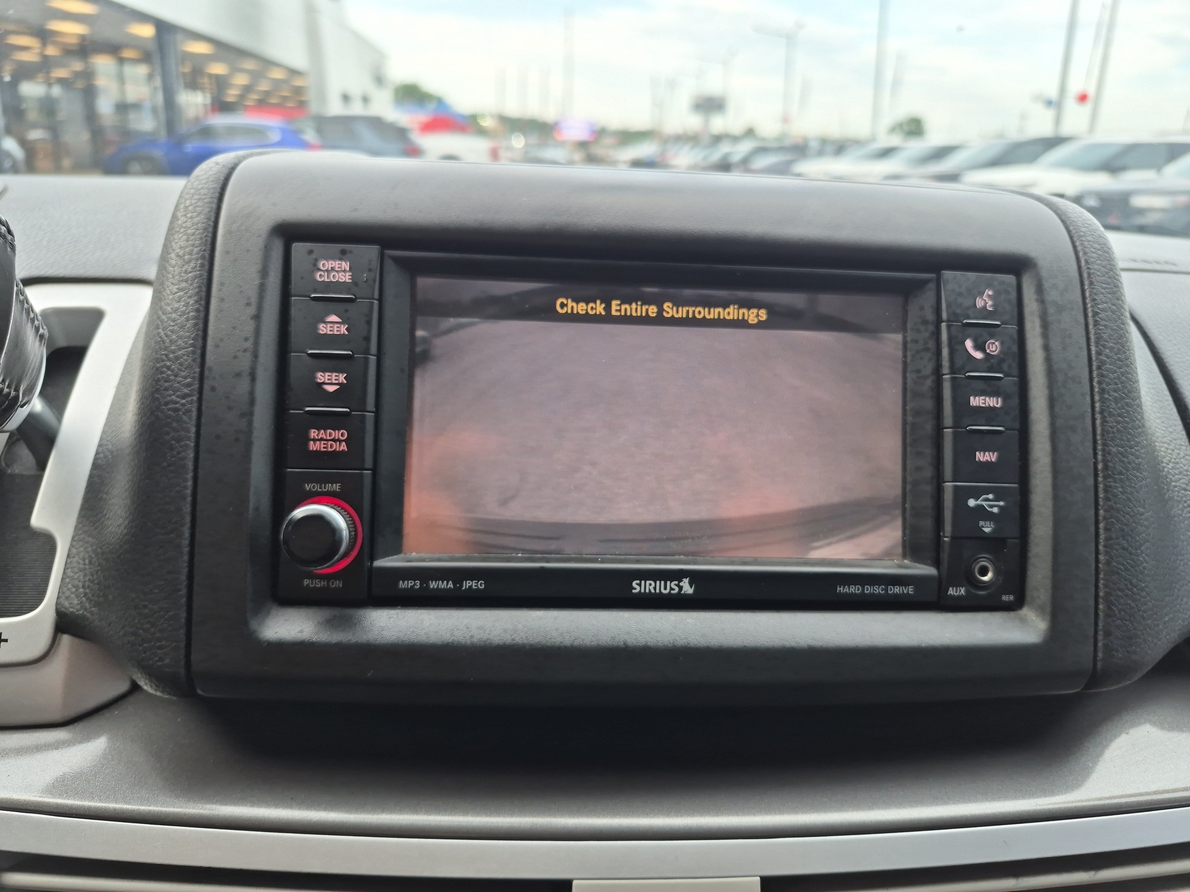 Used 2010 Volkswagen Routan SE FWD image 32