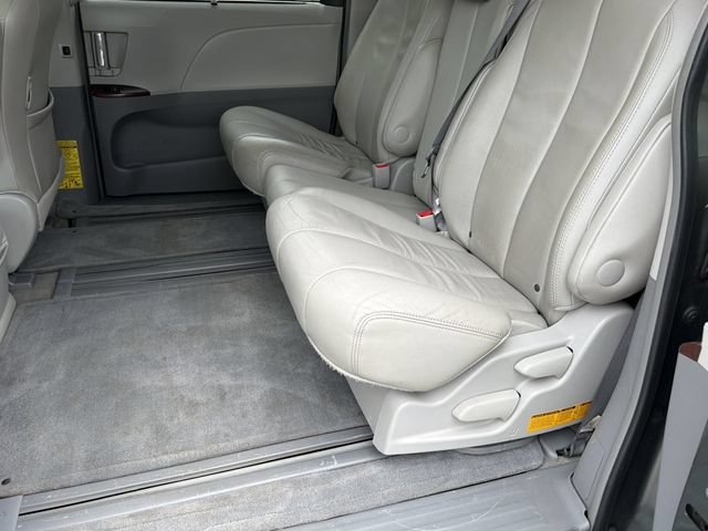 Used 2013 Toyota Sienna XLE FWD image 25