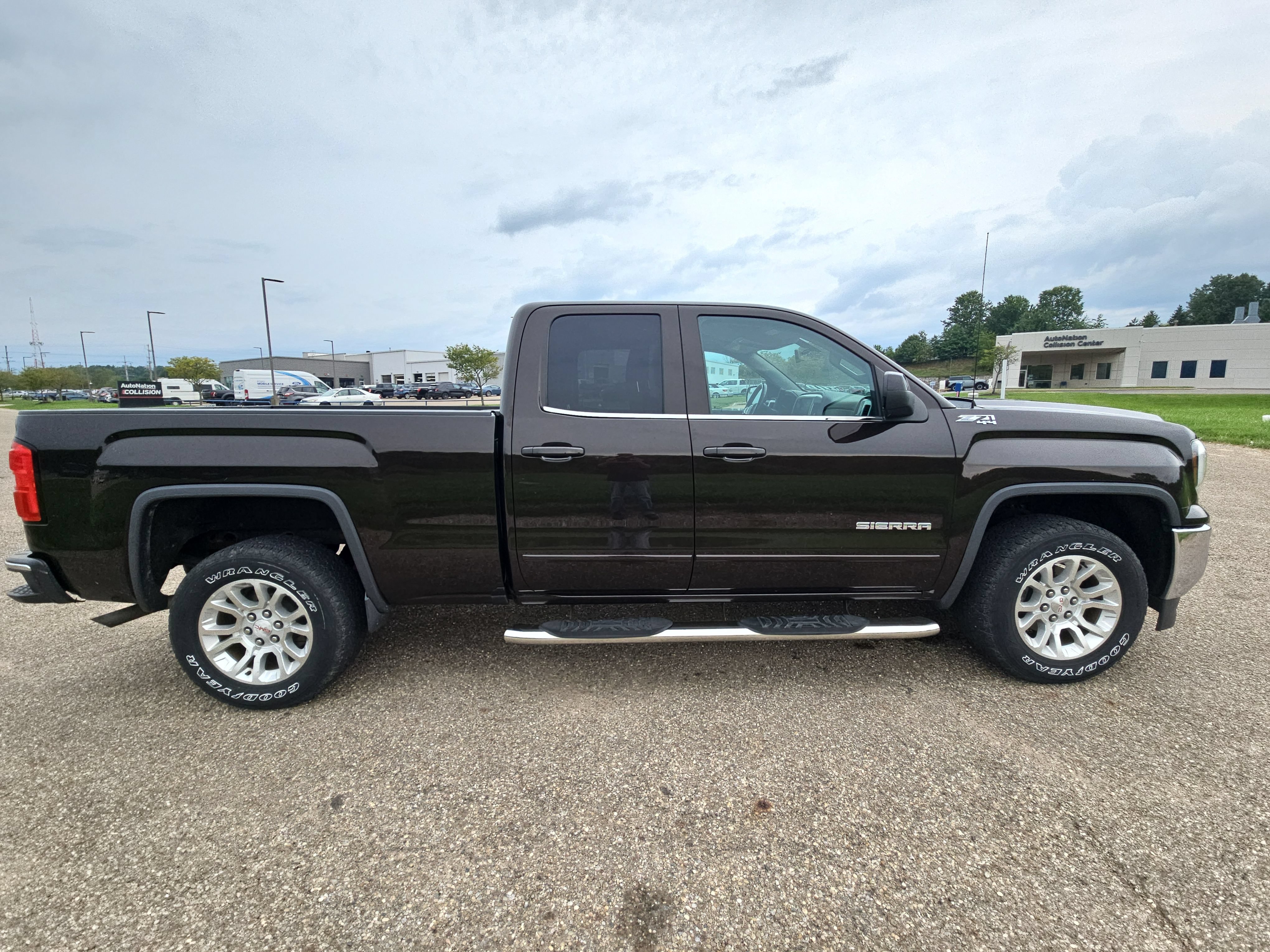 Used 2018 GMC Sierra 1500 SLE w/ SLE Value Package AWD/4WD image 3