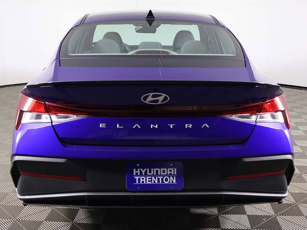 Certified 2025 Hyundai Elantra Sport image 11