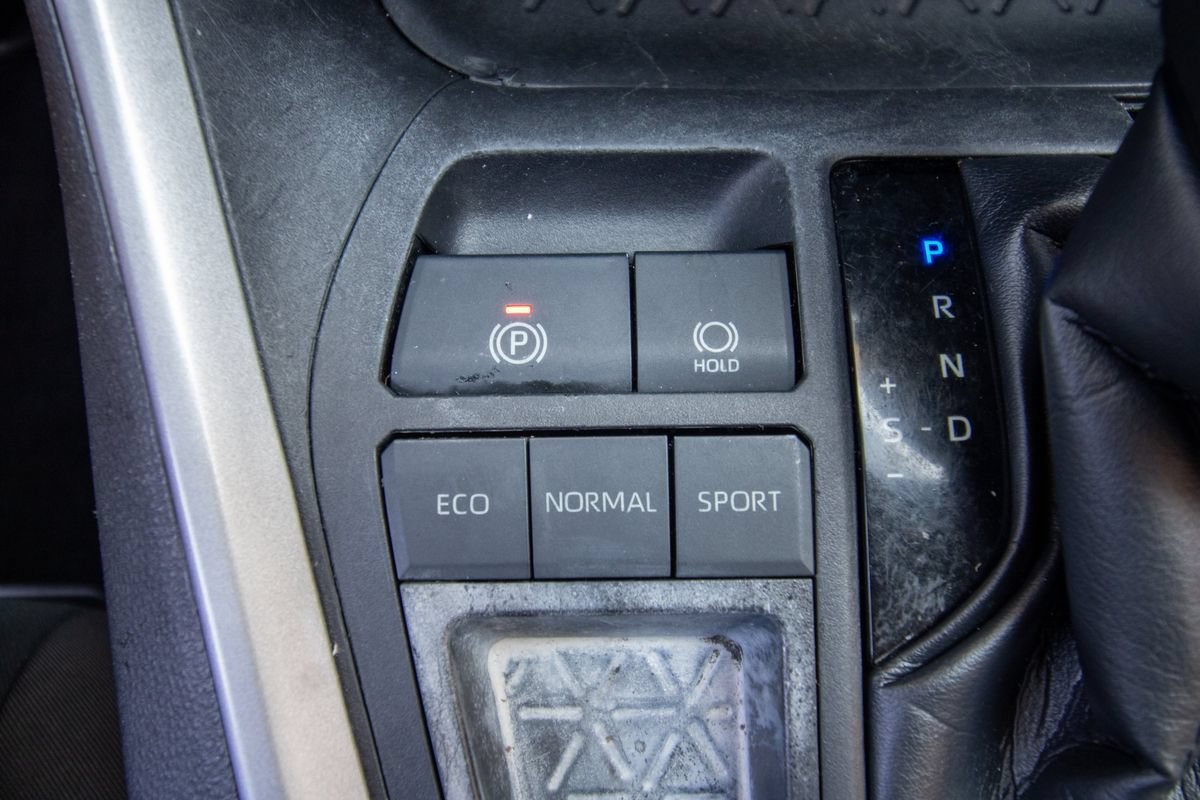 Used 2022 Toyota RAV4 LE FWD image 28