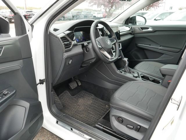 Used 2025 Volkswagen Taos SE AWD/4WD image 12