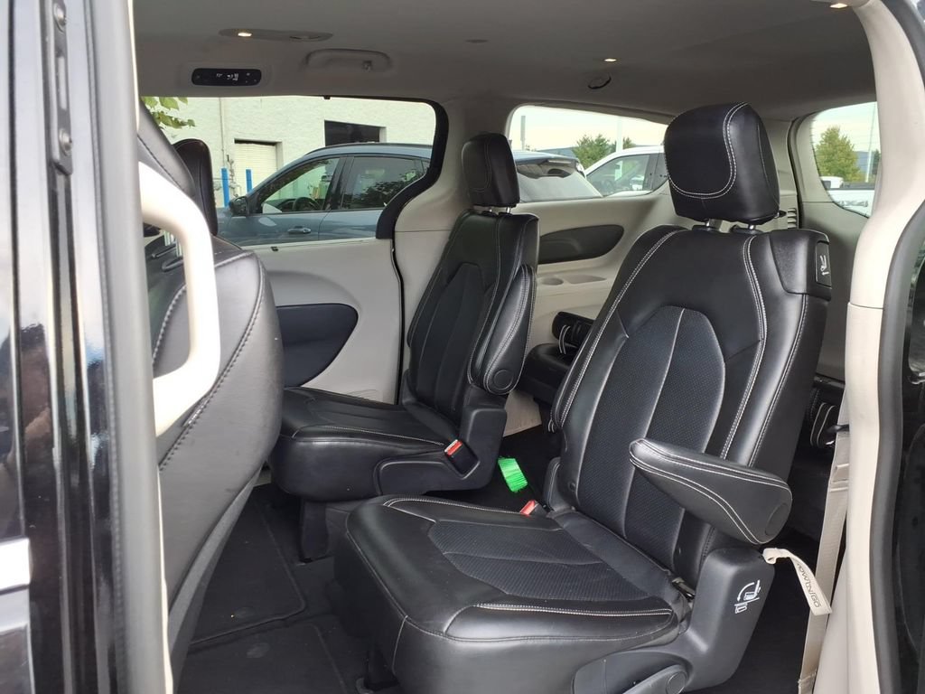 Used 2024 Chrysler Pacifica Touring-L FWD image 9