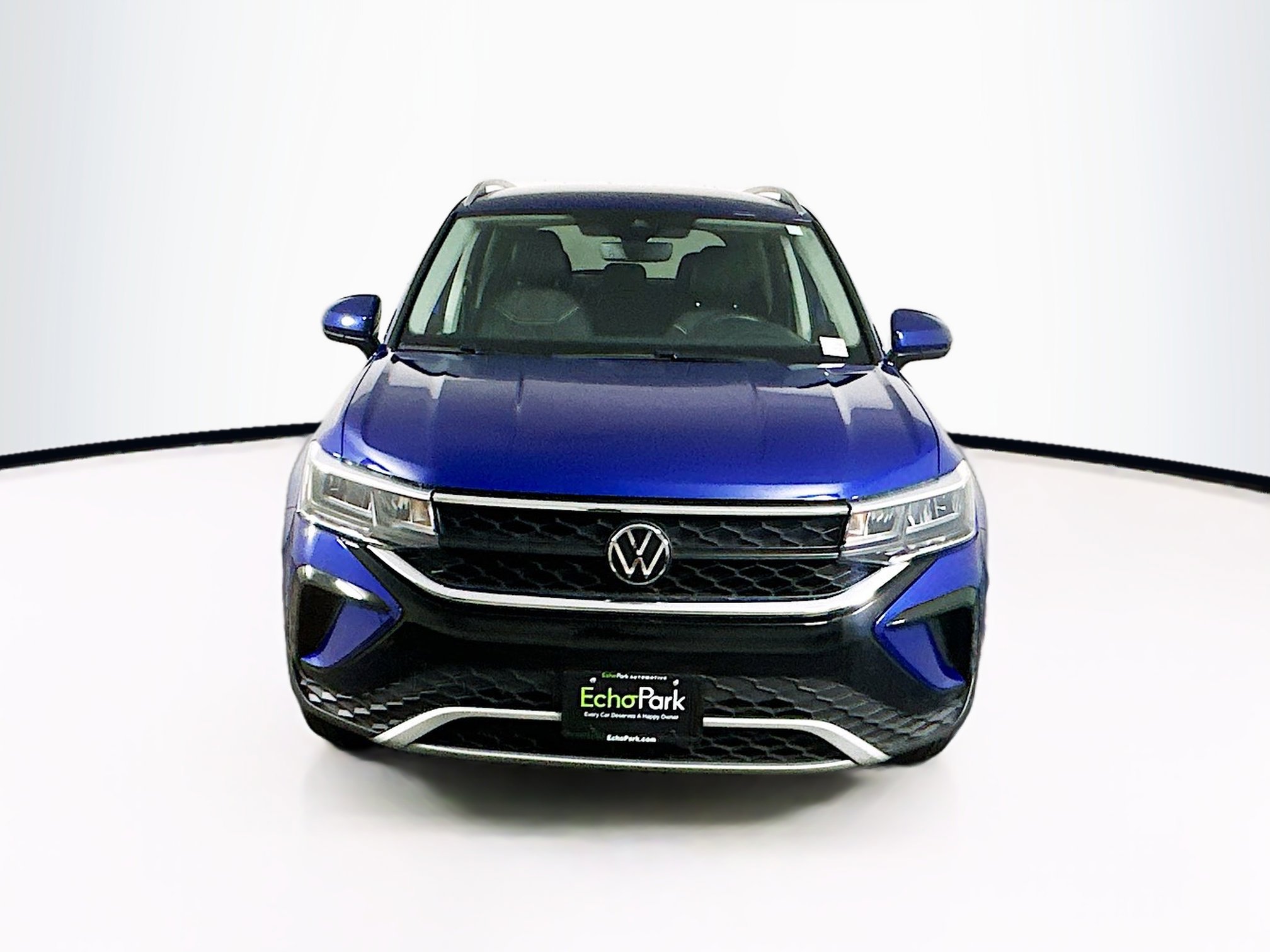 Used 2024 Volkswagen Taos SE FWD image 2