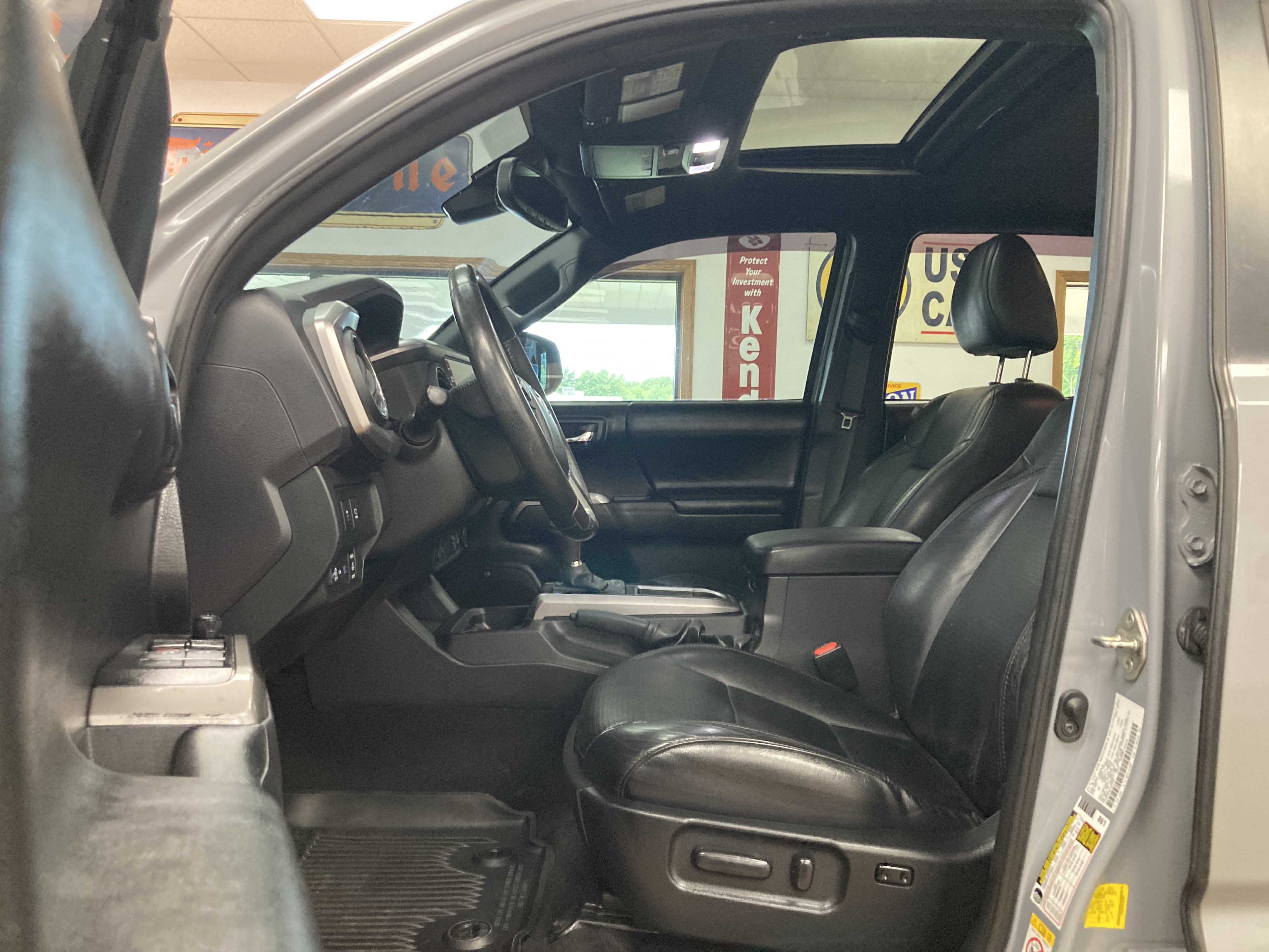 Used 2020 Toyota Tacoma Limited AWD/4WD image 12
