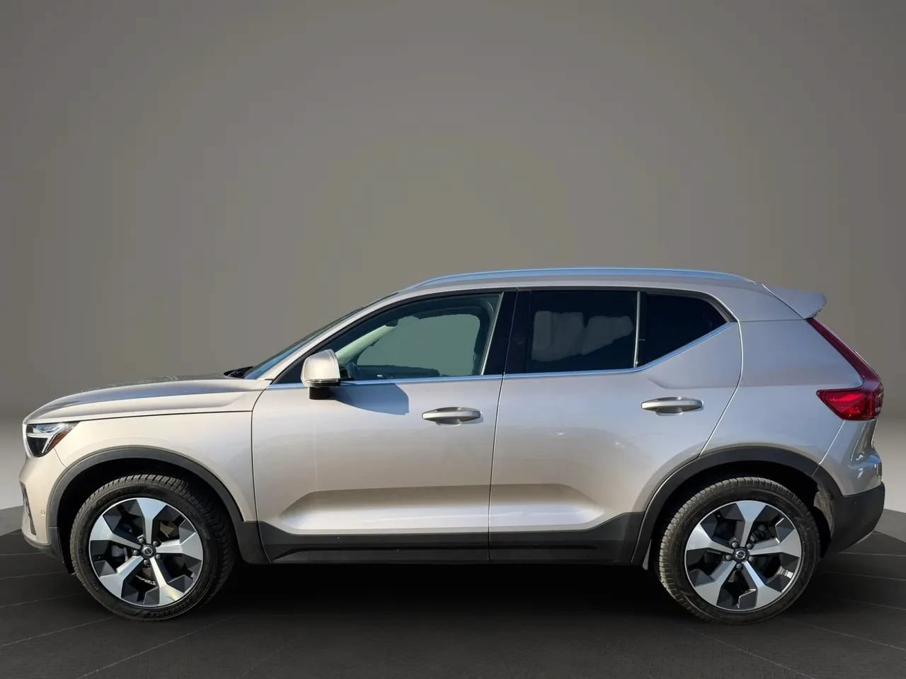Used 2024 Volvo XC40 B5 Plus AWD/4WD image 8