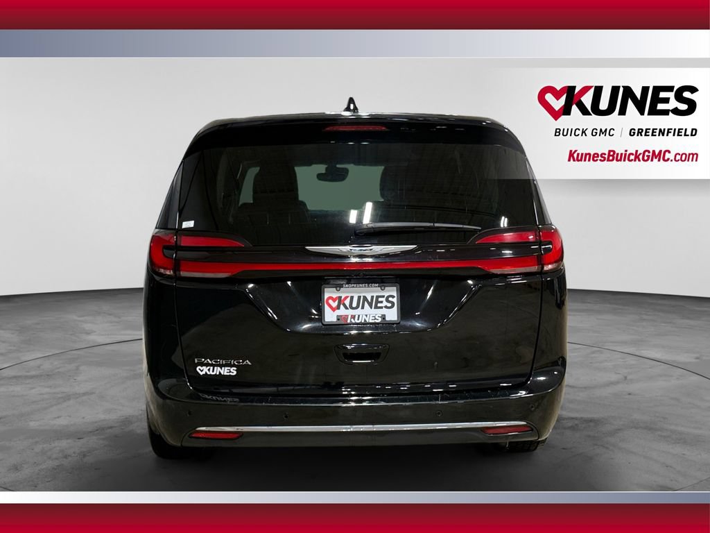 Used 2024 Chrysler Pacifica Touring-L FWD image 9