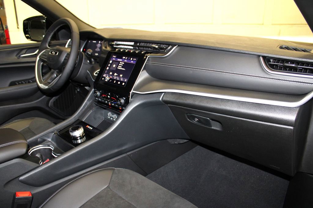 New 2025 Jeep Grand Cherokee Altitude image 28