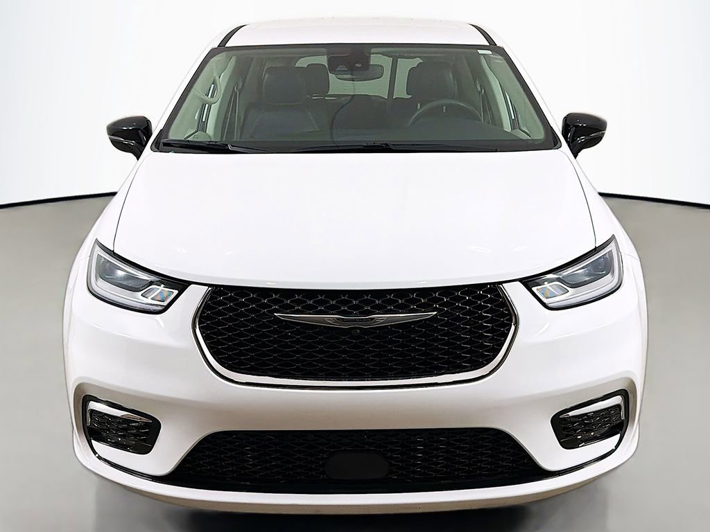 Used 2024 Chrysler Pacifica Touring-L image 10