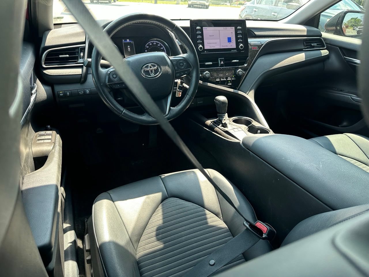 Used 2022 Toyota Camry SE FWD image 4