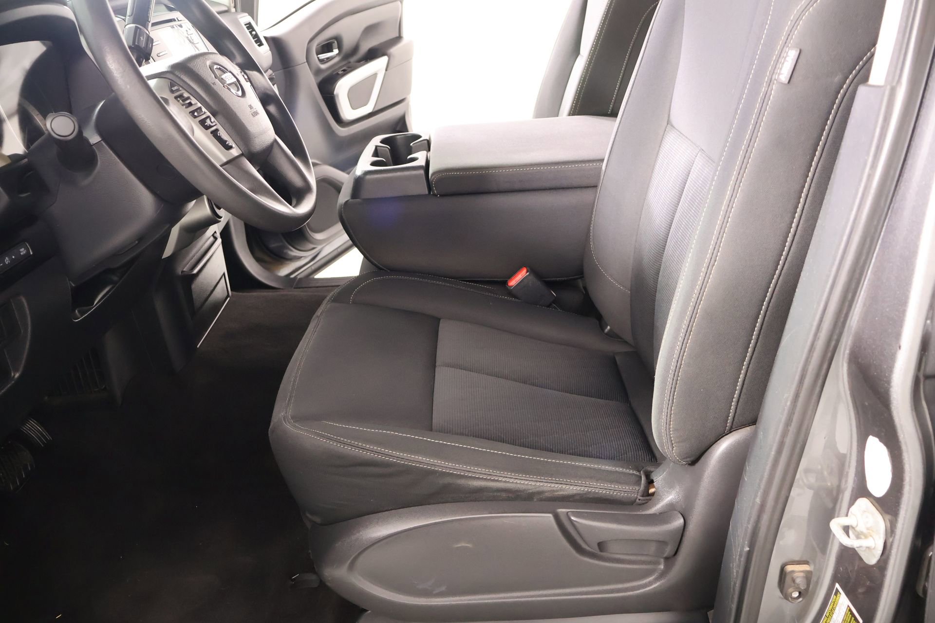 Used 2017 Nissan Titan SV w/ Heavy Duty GAWR Package AWD/4WD image 10