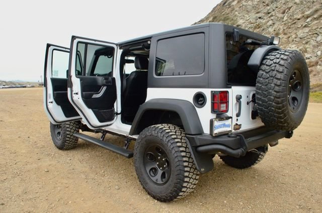 Used 2017 Jeep Wrangler Unlimited Rubicon w/ Connectivity Group AWD/4WD image 37