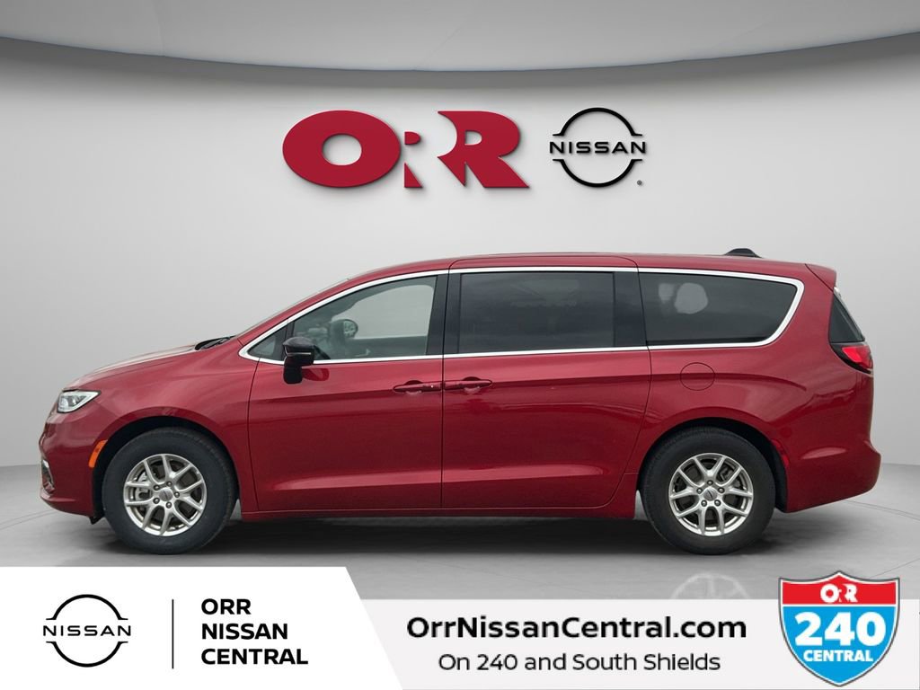 Used 2025 Chrysler Pacifica Select image 8