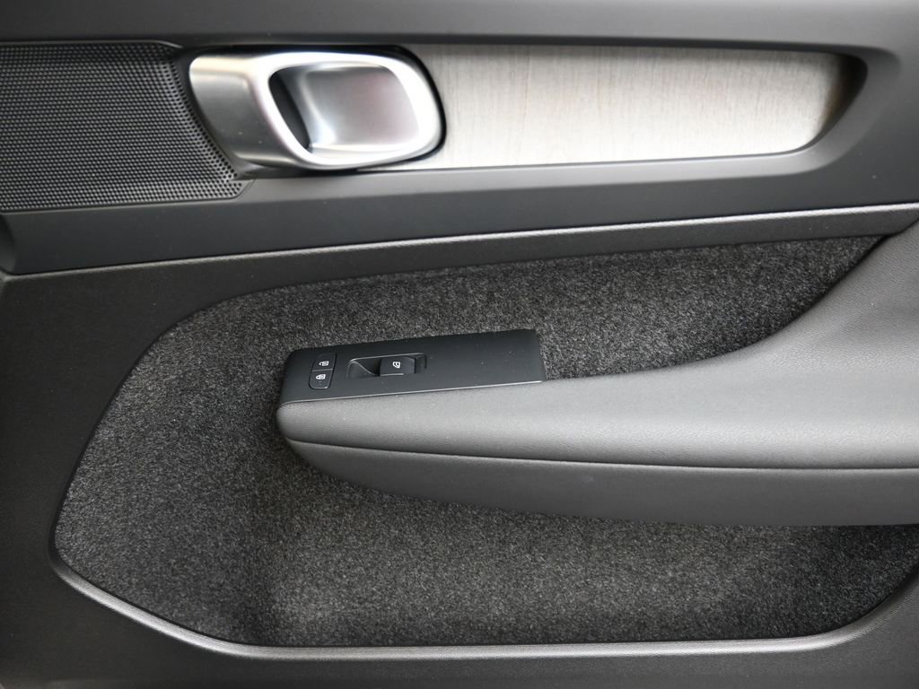 Certified 2025 Volvo XC40 B5 Core image 11