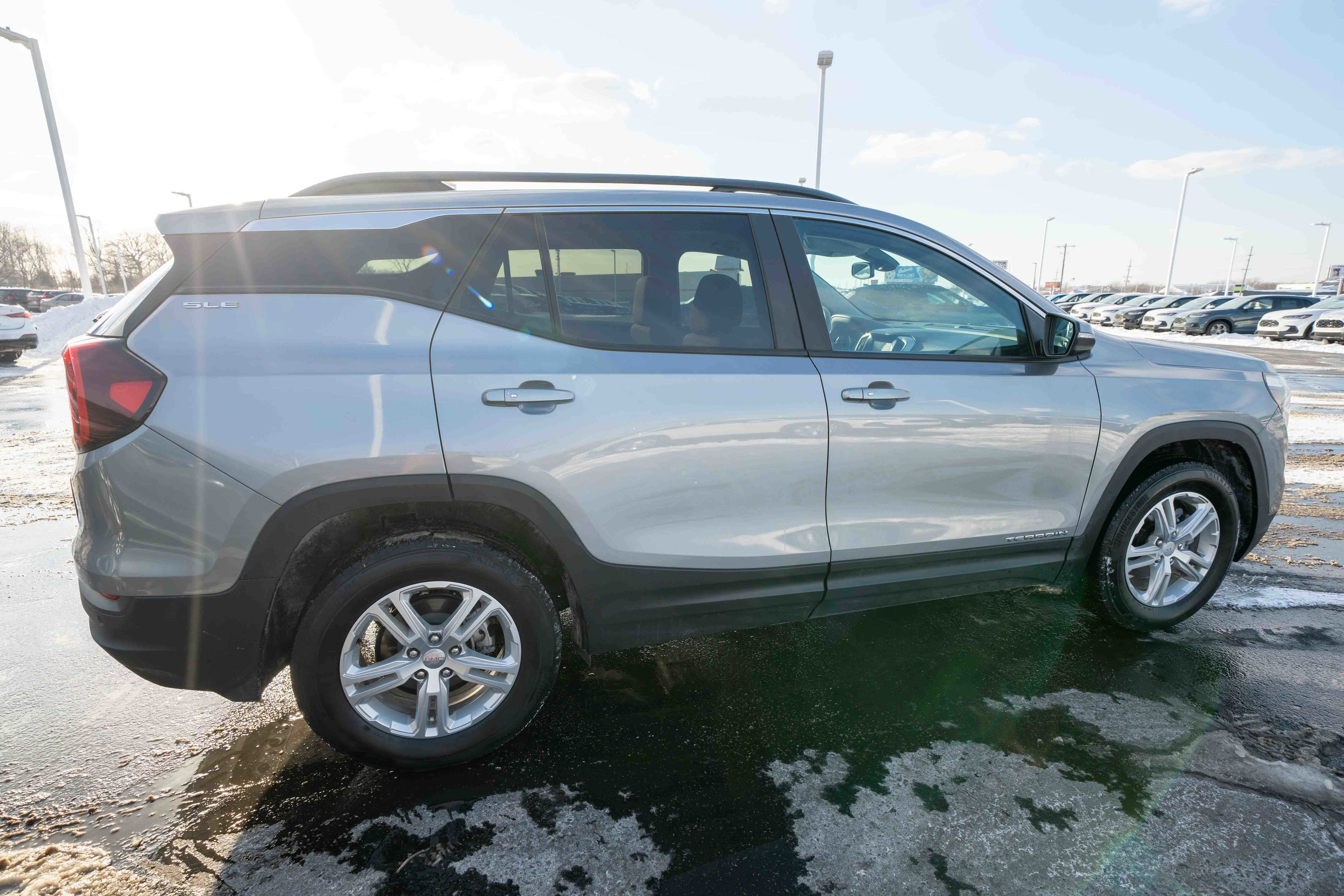Used 2023 GMC Terrain SLE w/ Driver Convenience Package image 6