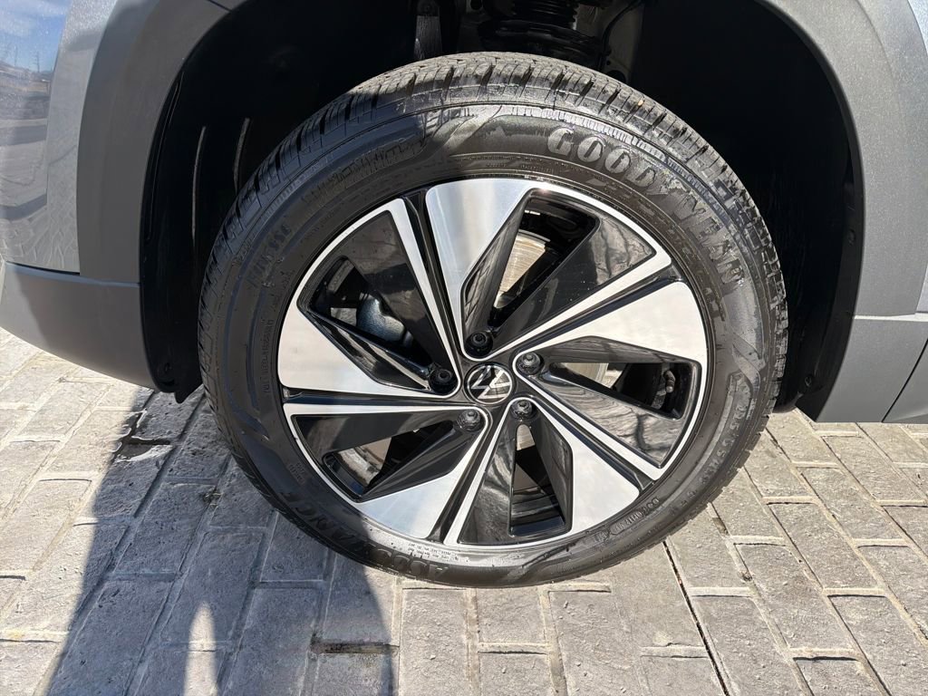 Certified 2025 Volkswagen Taos SE image 27