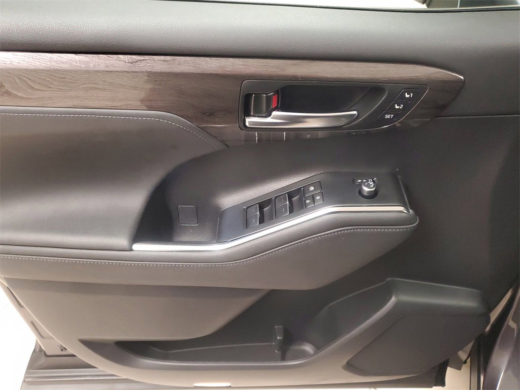 Used 2023 Toyota Highlander Limited image 20