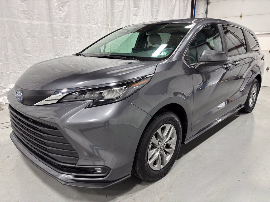 Used 2025 Toyota Sienna XLE AWD/4WD image 3