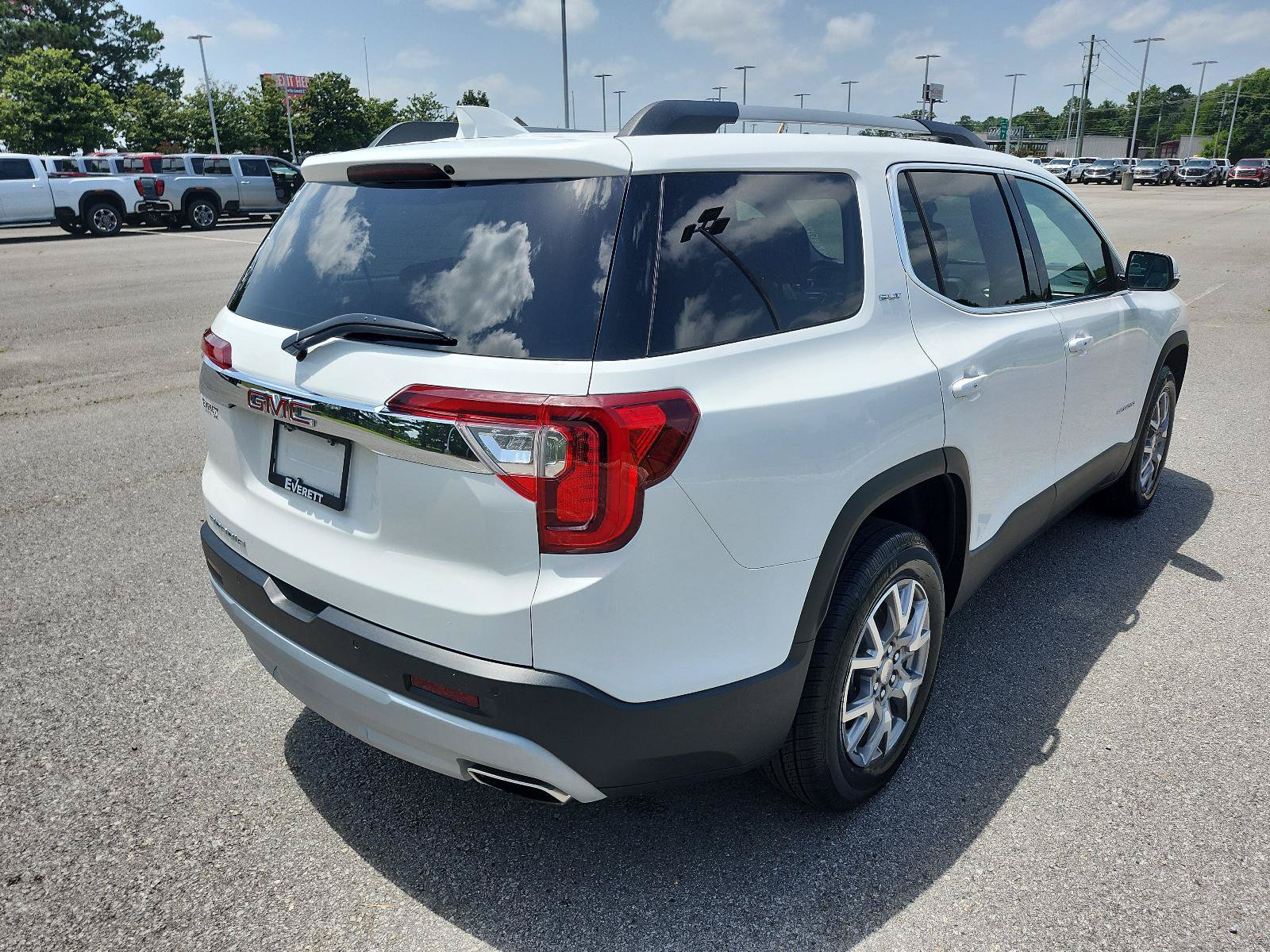 Used 2021 GMC Acadia SLT w/ Preferred Package FWD image 3