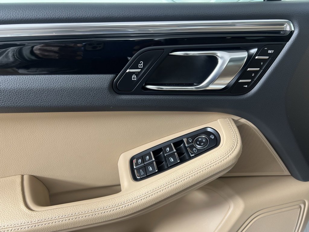 Certified 2025 Porsche Macan image 27