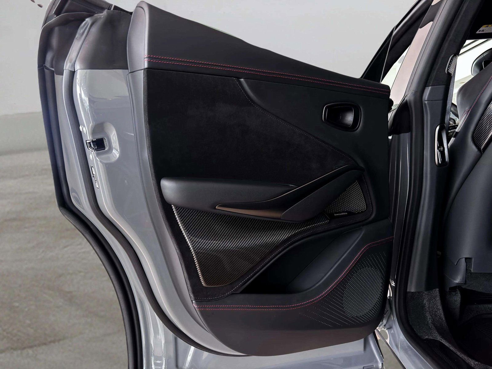 Used 2025 Aston Martin DBX 707 image 37