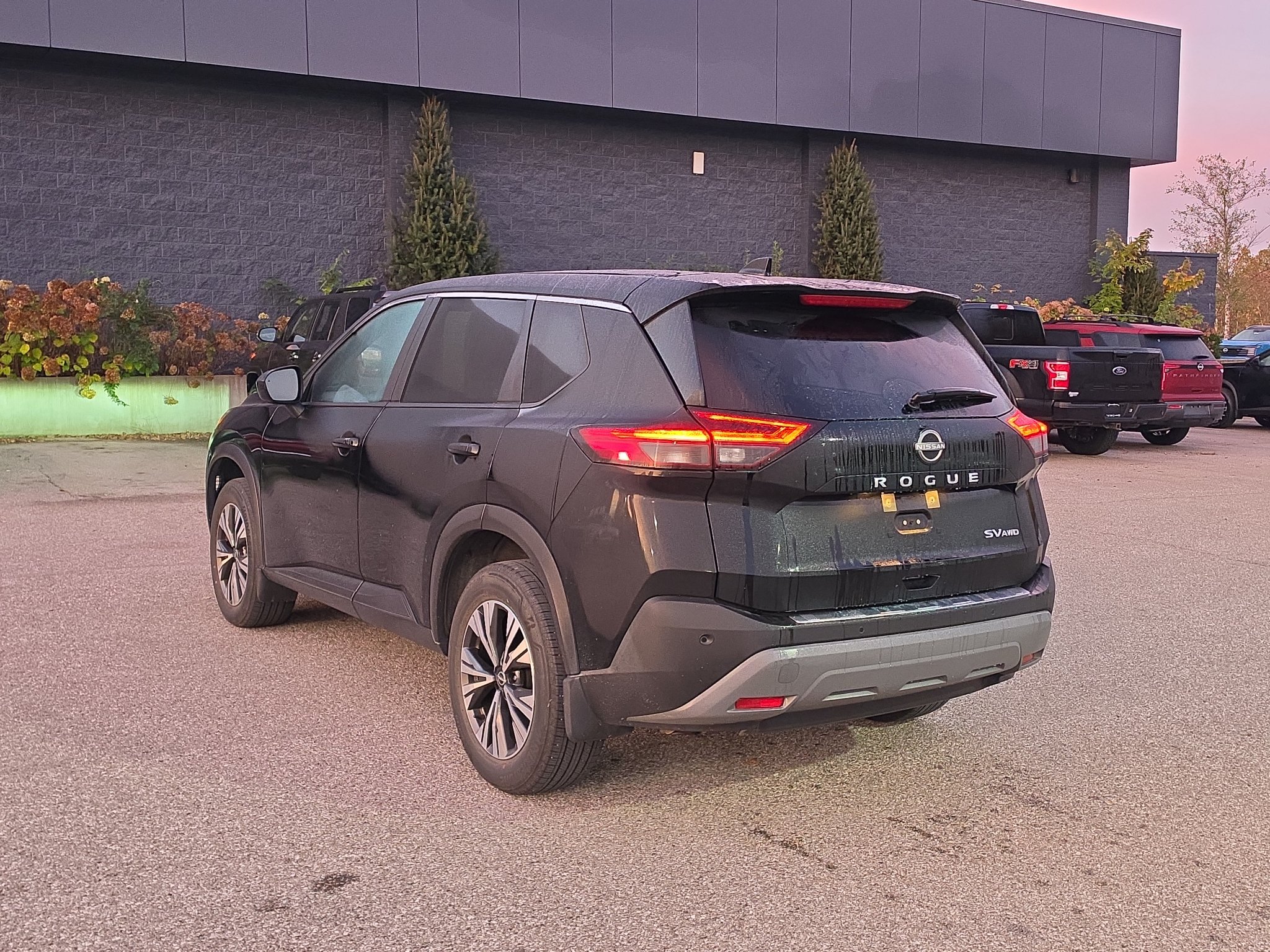 Used 2023 Nissan Rogue SV AWD/4WD image 5