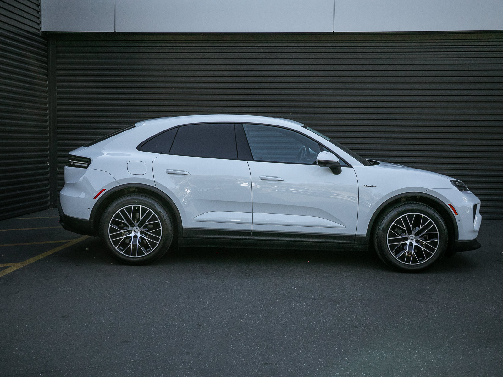 Certified 2025 Porsche Macan Electric RWD image 8