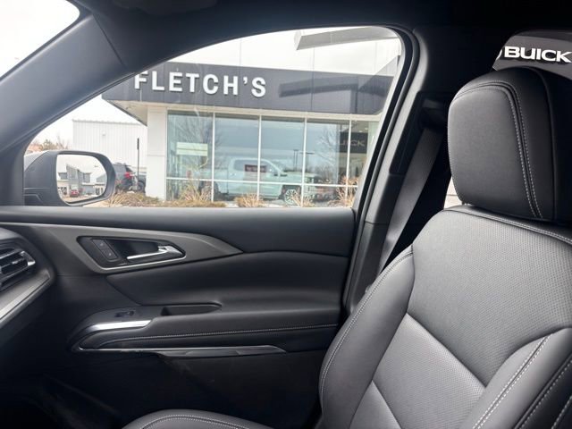 Used 2025 Chevrolet Traverse LT w/ Driver Confidence Package image 13