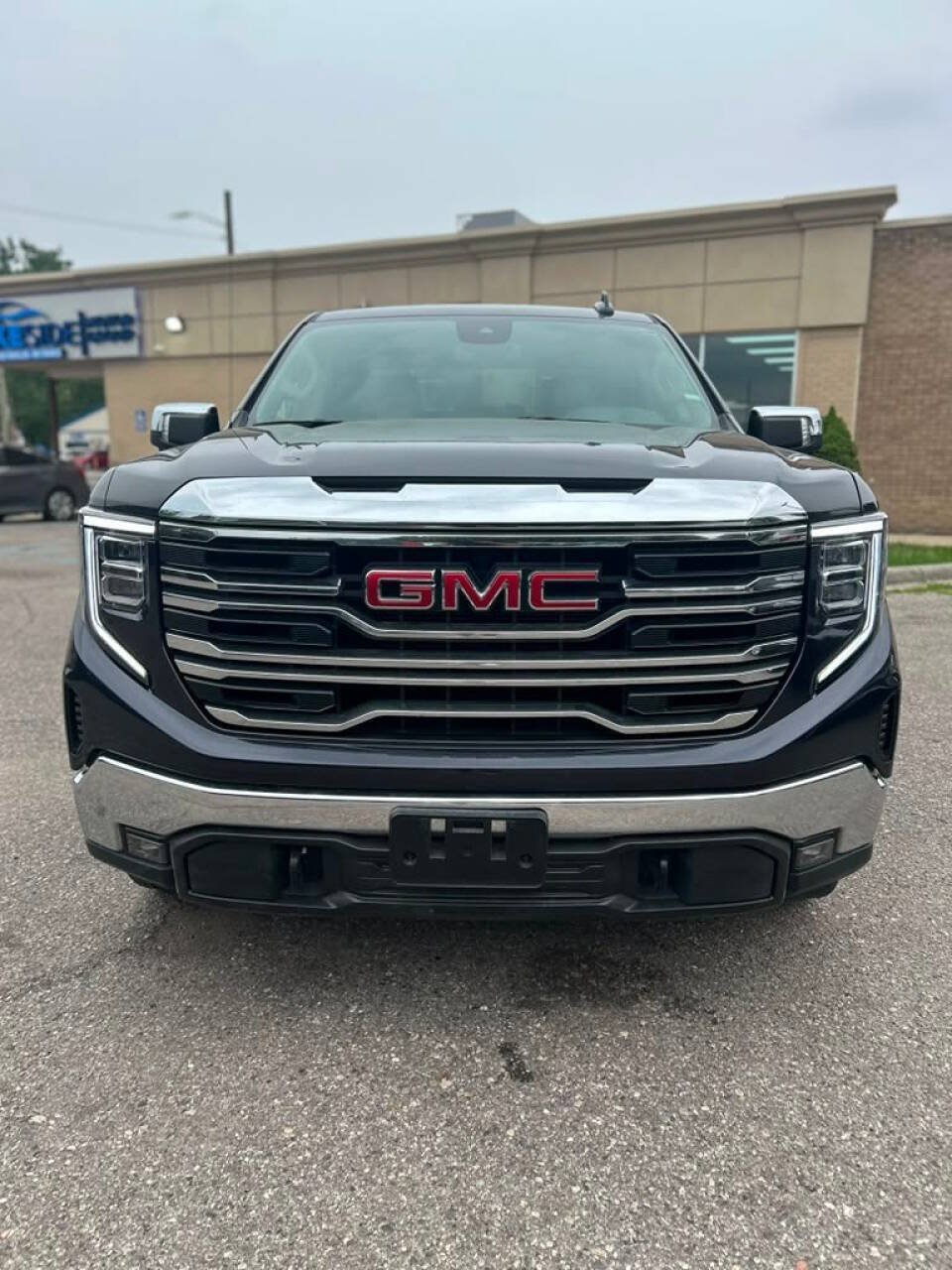 Used 2025 GMC Sierra 1500 SLT AWD/4WD image 2