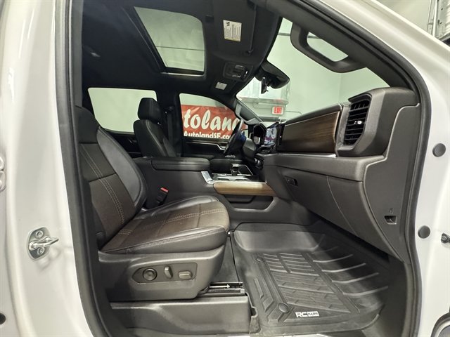 Used 2025 Chevrolet Silverado 1500 High Country w/ Technology Package AWD/4WD image 12