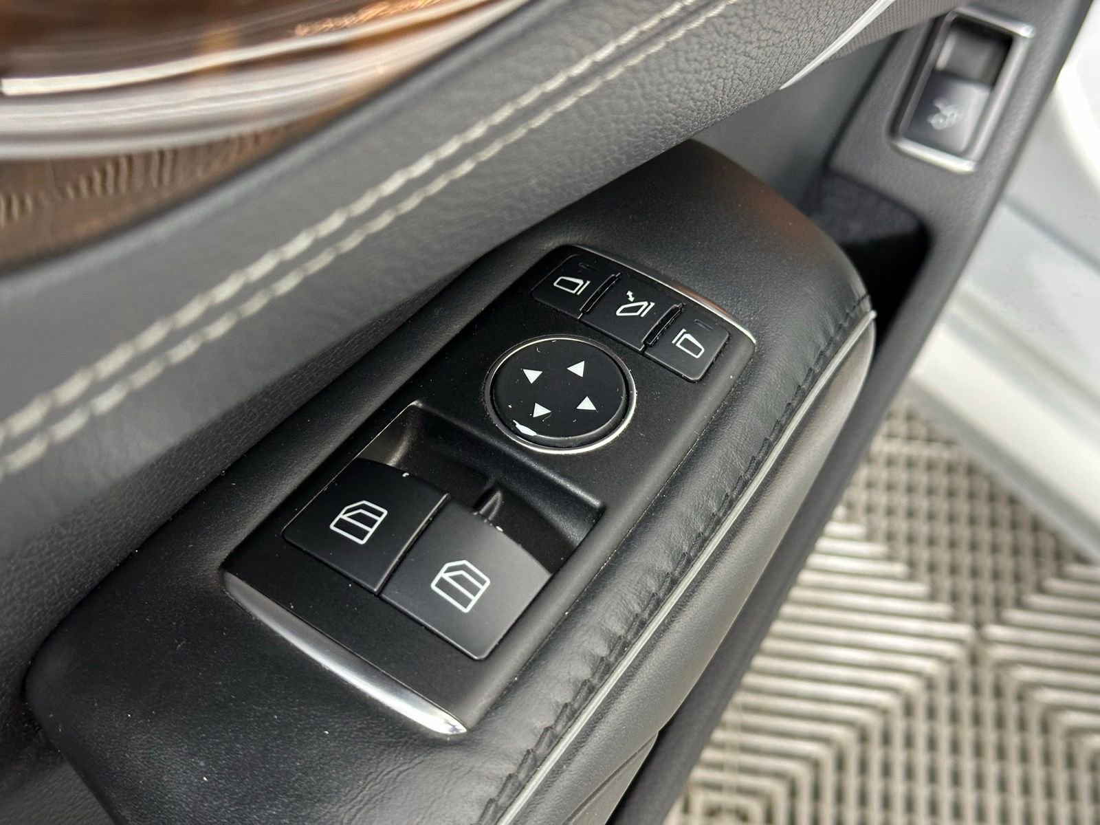 Used 2013 Mercedes-Benz SL 550 image 24