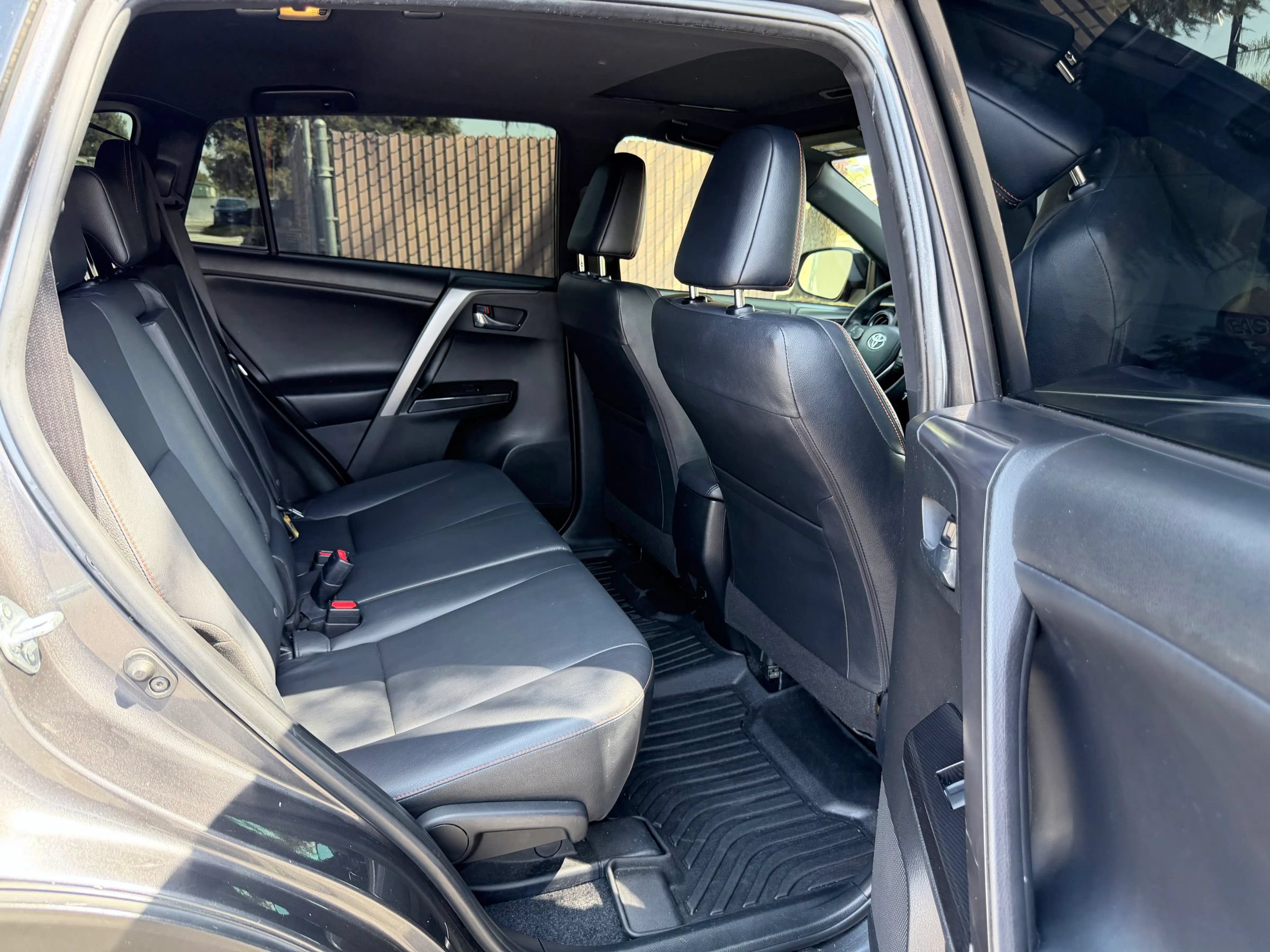 Used 2018 Toyota RAV4 SE w/ Power Extra Value Package AWD/4WD image 14
