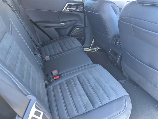 New 2025 Mitsubishi Outlander SE image 9