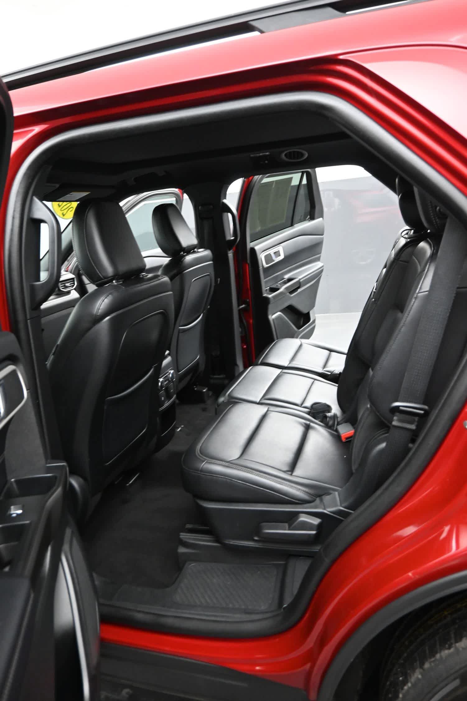 Used 2020 Ford Explorer XLT w/ Equipment Group 202A AWD/4WD image 15