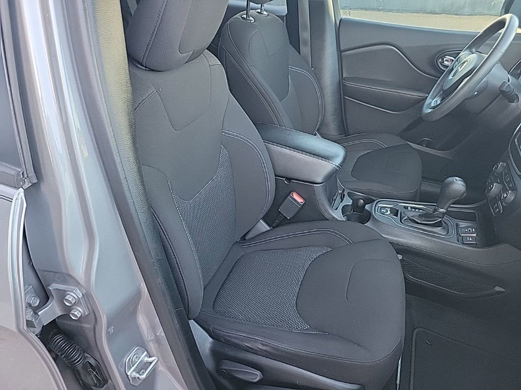 Used 2020 Jeep Cherokee Latitude FWD image 38