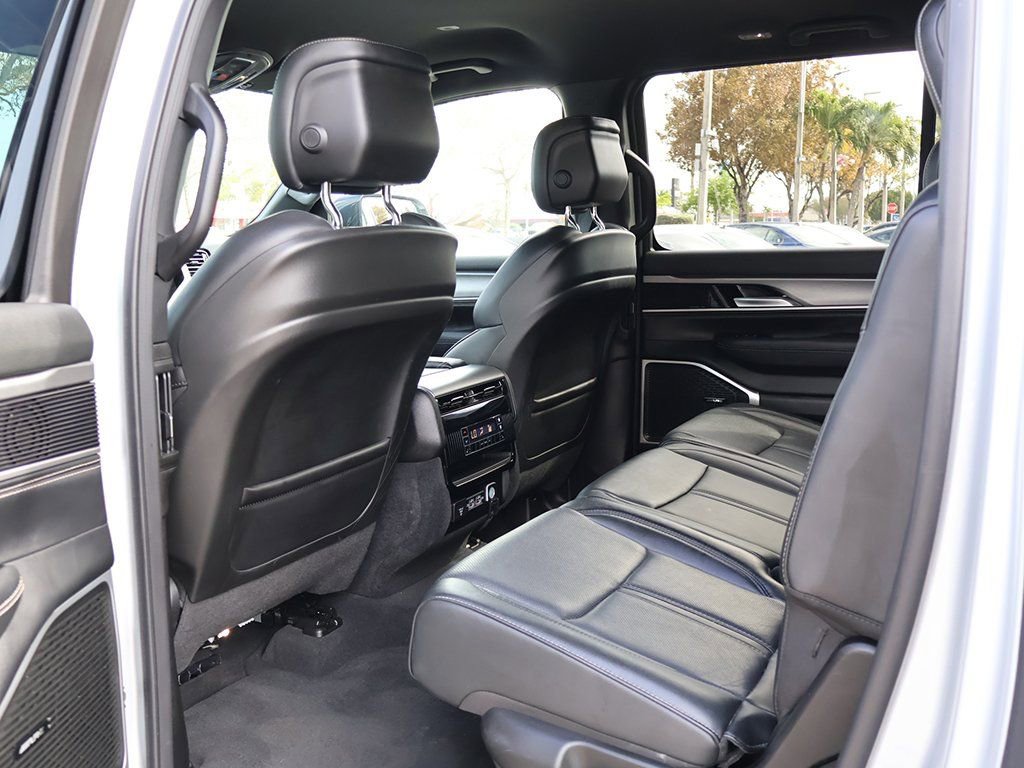 Used 2025 Jeep Wagoneer L Series II w/ 8-pass Seating Package AWD/4WD image 36