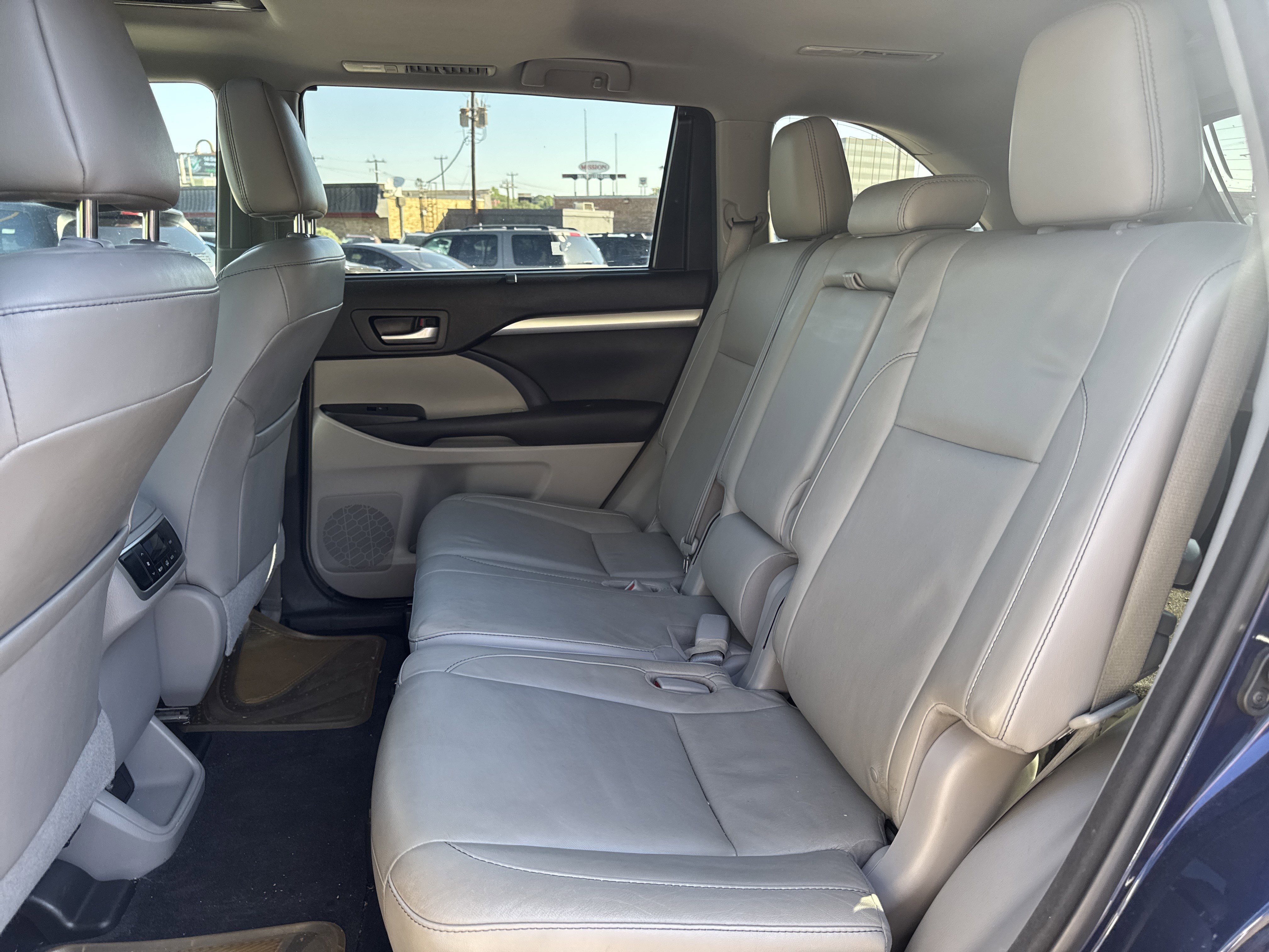Used 2016 Toyota Highlander XLE FWD image 25