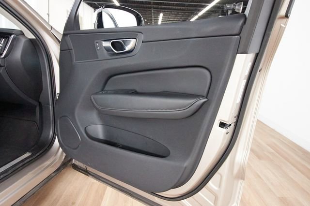 Certified 2025 Volvo XC60 B5 Core image 23