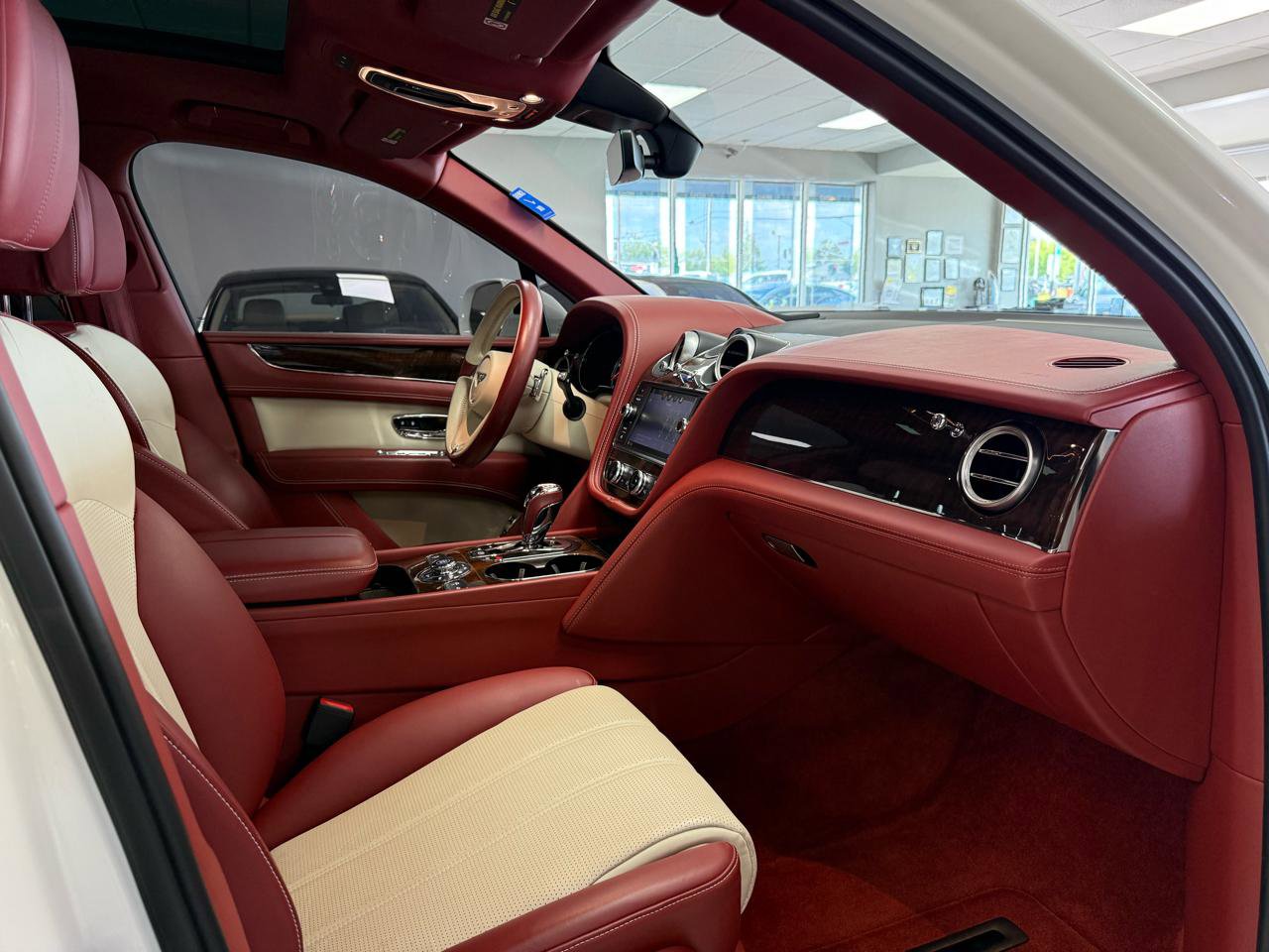 Used 2018 Bentley Bentayga Mulliner AWD/4WD image 27