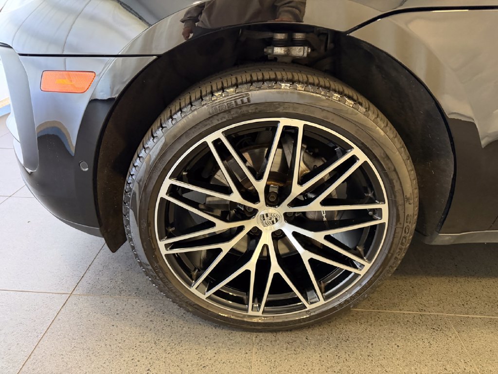 Certified 2024 Porsche Macan AWD/4WD image 10
