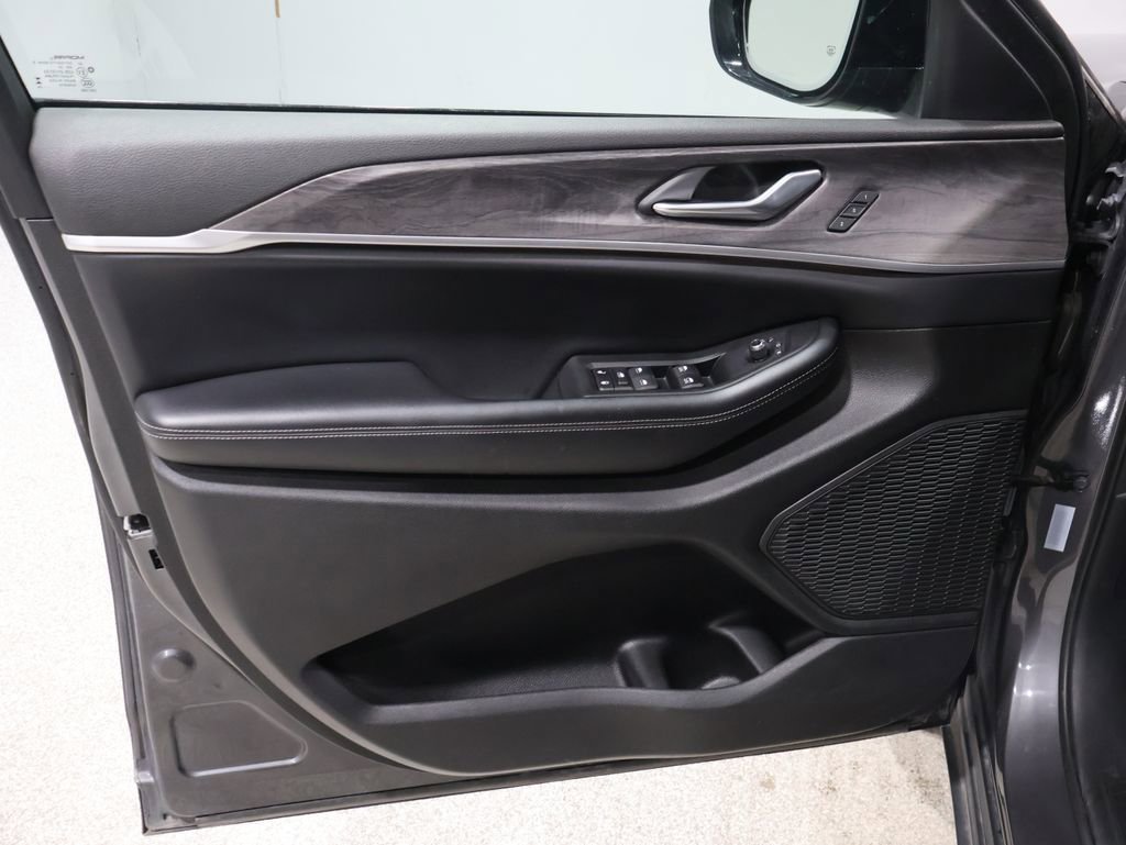 Used 2024 Jeep Grand Cherokee L Limited w/ Luxury Tech Group II image 14