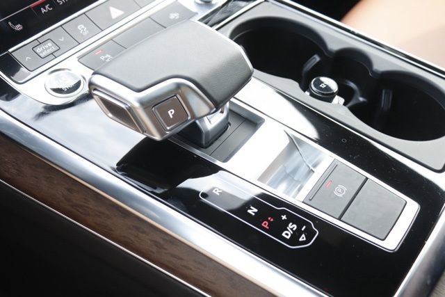 Used 2024 Audi Q8 Premium image 30