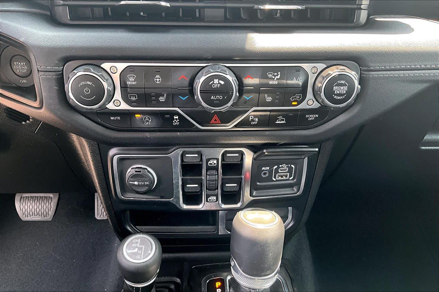 Used 2024 Jeep Wrangler Unlimited Sahara w/ Technology Group AWD/4WD image 33